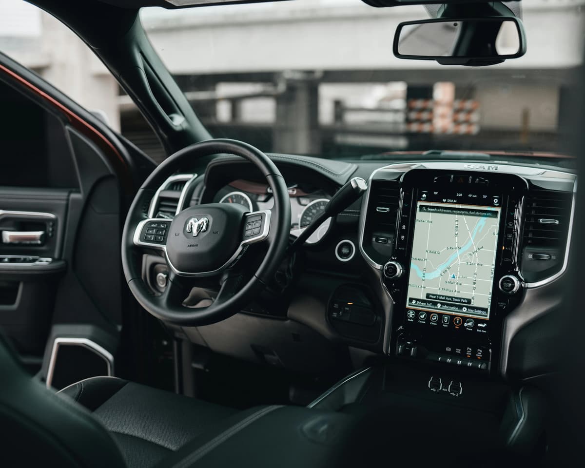 لوحة قيادة سيارة حديثة مع شاشة ملاحة GPS